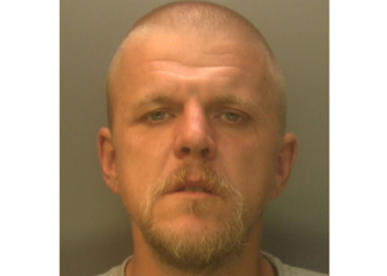Thug threatens security guard with knife during robbery