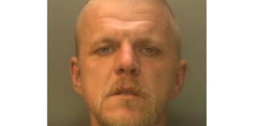 Thug threatens security guard with knife during robbery