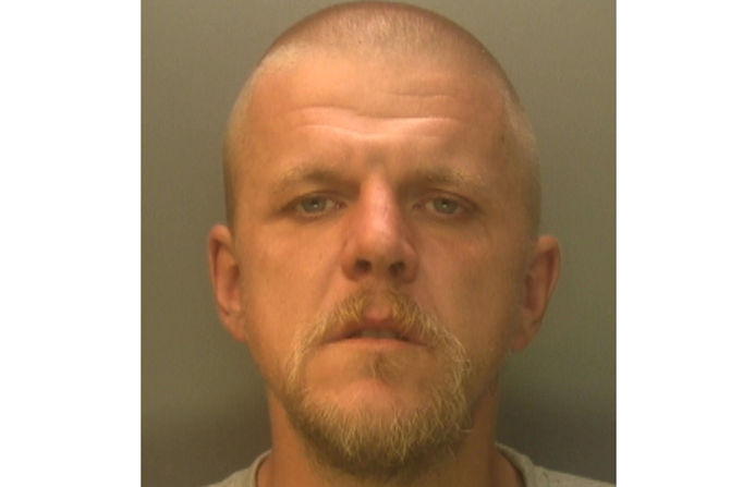 Thug threatens security guard with knife during robbery