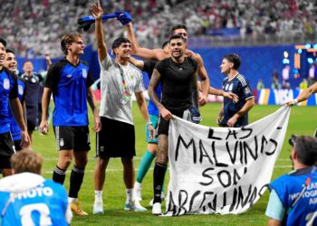 Hove MP criticises Argentina footballers over Falklands banner