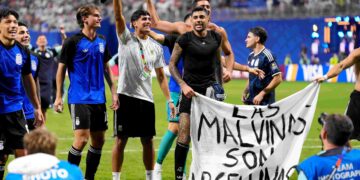 Hove MP criticises Argentina footballers over Falklands banner