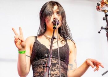 Lonnie Gunn playing live for her EP launch party
