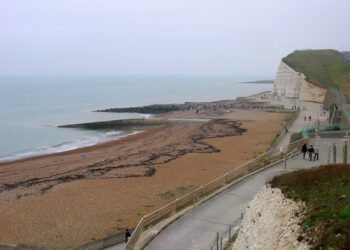 Four teens arrested over beach mugging