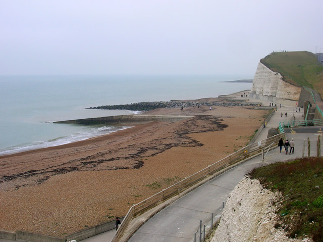 Four teens arrested over beach mugging